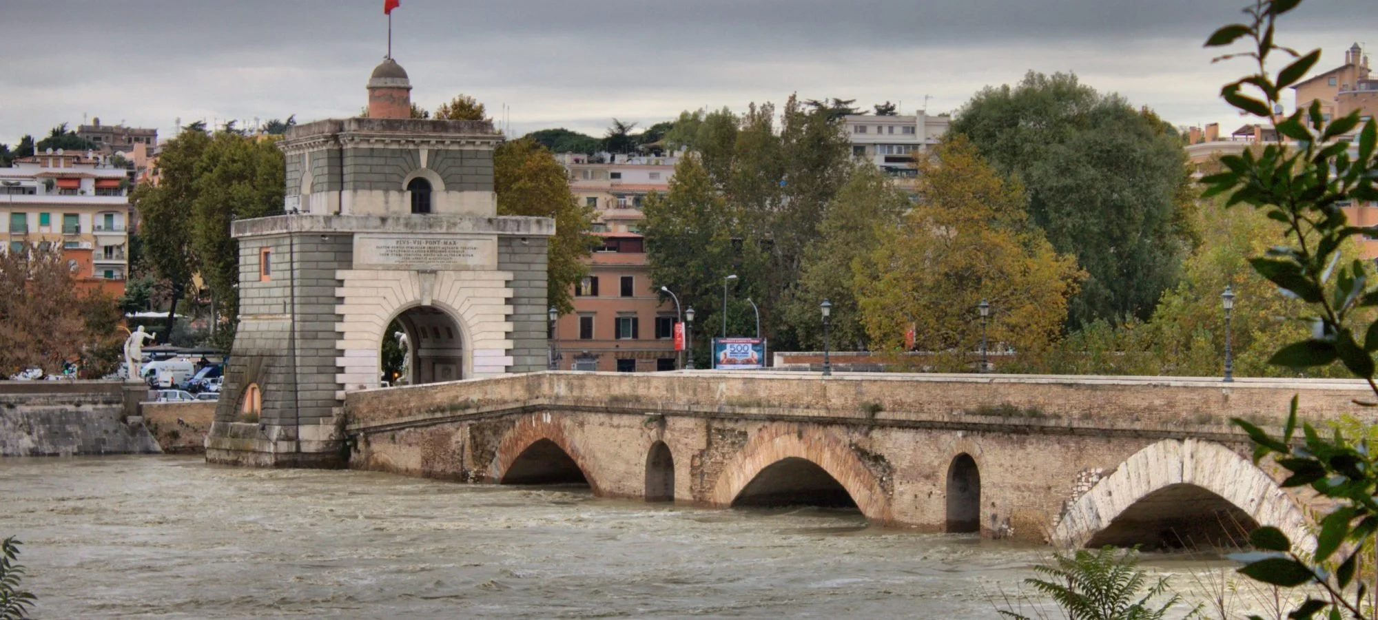 Vista notturna di Ponte Milvio illuminato