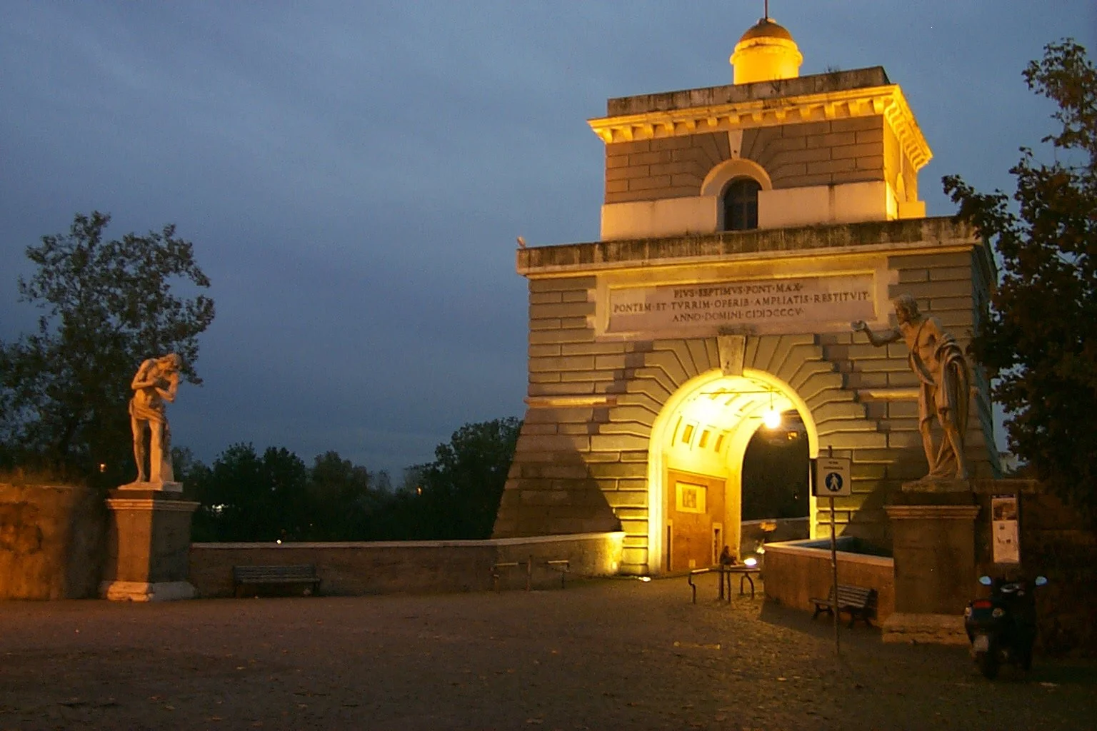 Ingresso monumentale di Ponte Milvio illuminato la sera